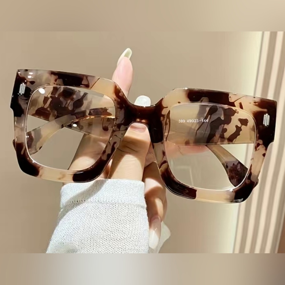 Chic retro-style tortoiseshell large square clear lens w/Blue light protection